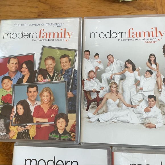 Modern Family DVD Seasons 1-7 - Picture 2 of 7